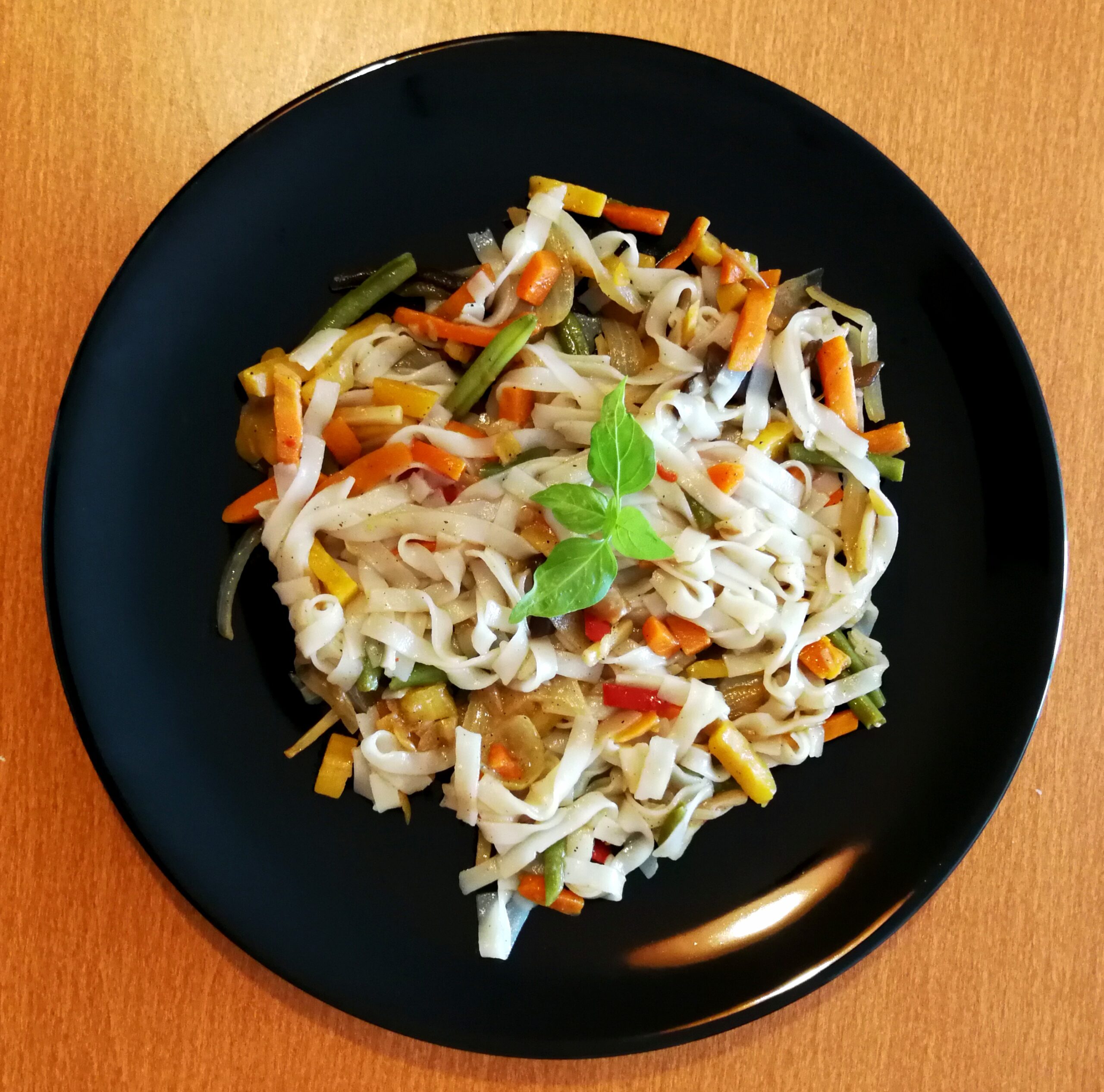 Rizstészta thai zöldségkeverékkel